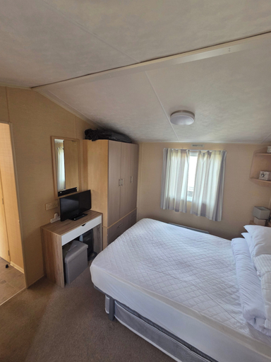 Room 5, Donna 2 bed Rhyl Robin Hood, Denbighshire