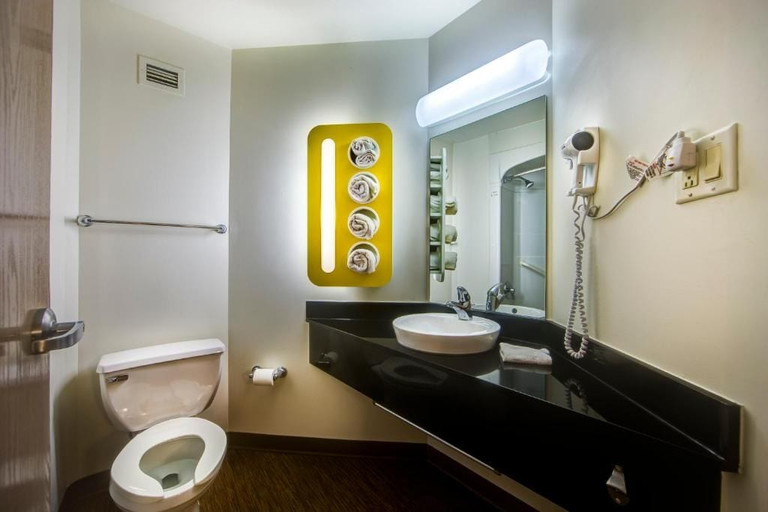 Bathroom 4, Motel 6 Burlington, ON - Toronto West - Oakville, Halton