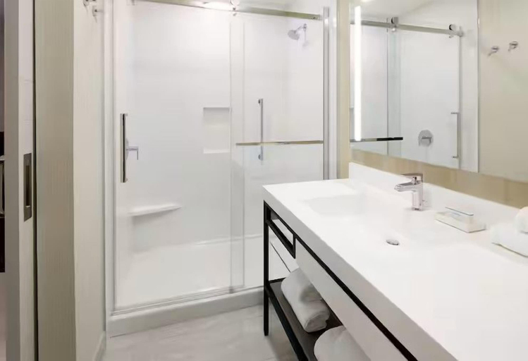Bathroom 5, Hilton Garden Inn Montreal Midtown, Montréal