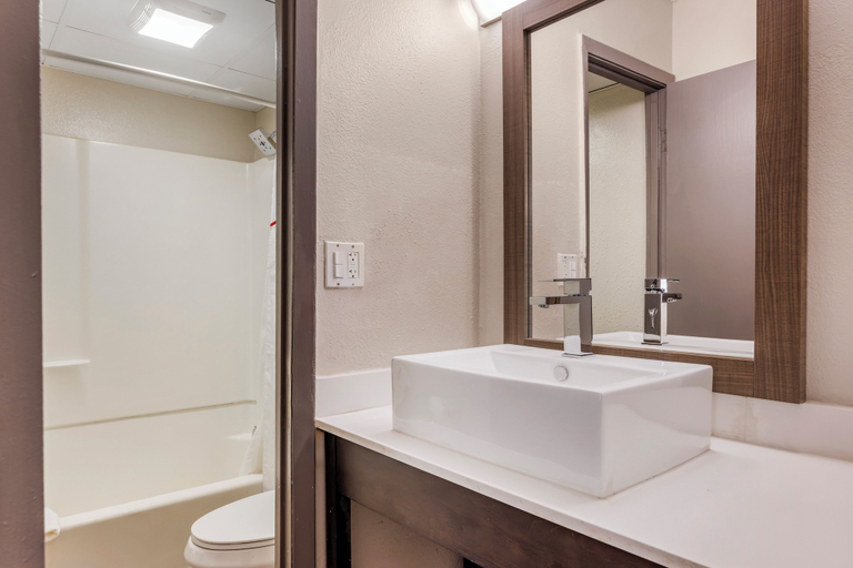 Bathroom 4, Red Roof Inn Bourbonnais, Kankakee