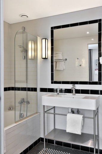 Bathroom 3, Londres & New York, Paris