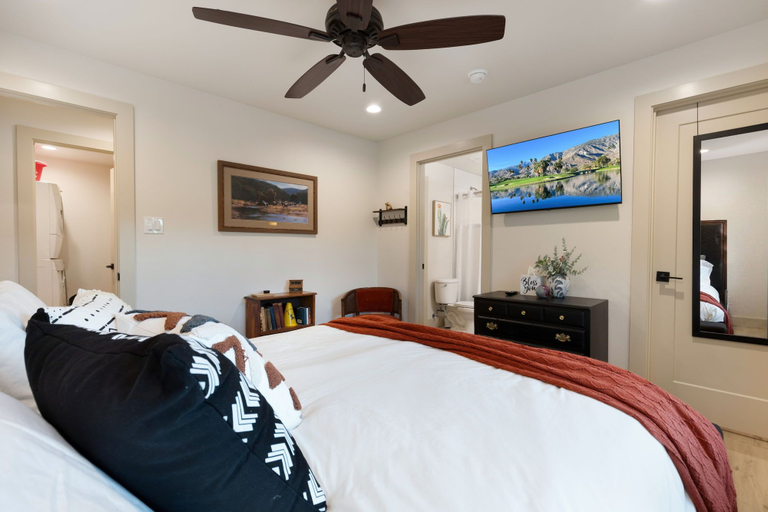 Room 3, Twisted Cedar Retreat, Kerr