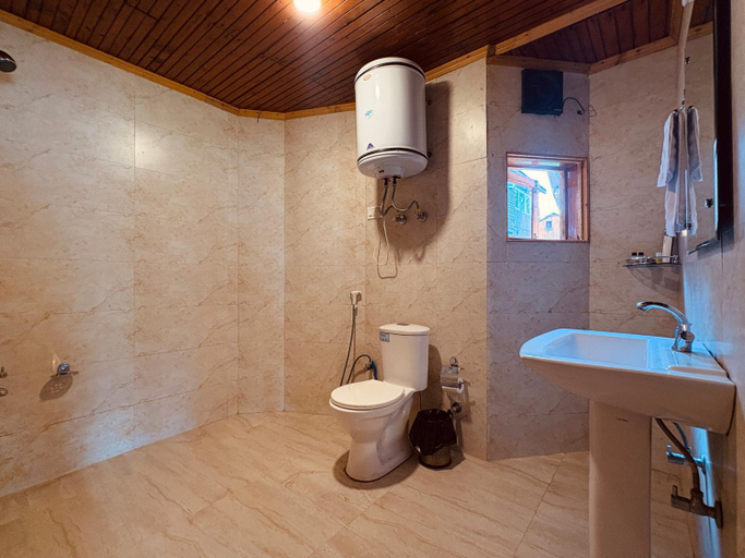 Bathroom 2, Hotel Pine Palace Resort, Baramulla
