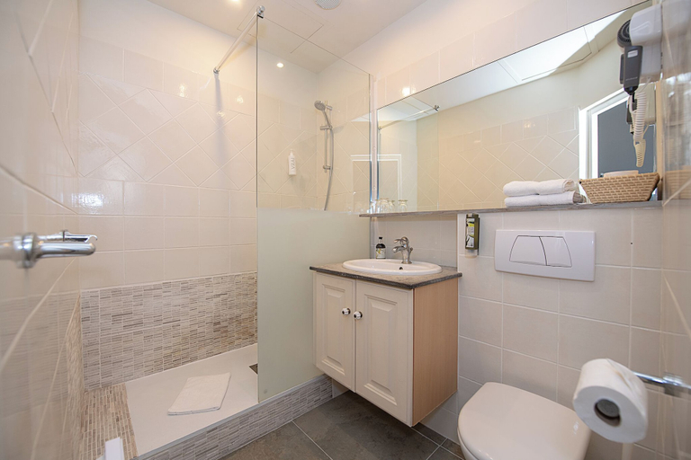 Bathroom, L'HERMITAGE, Vaucluse