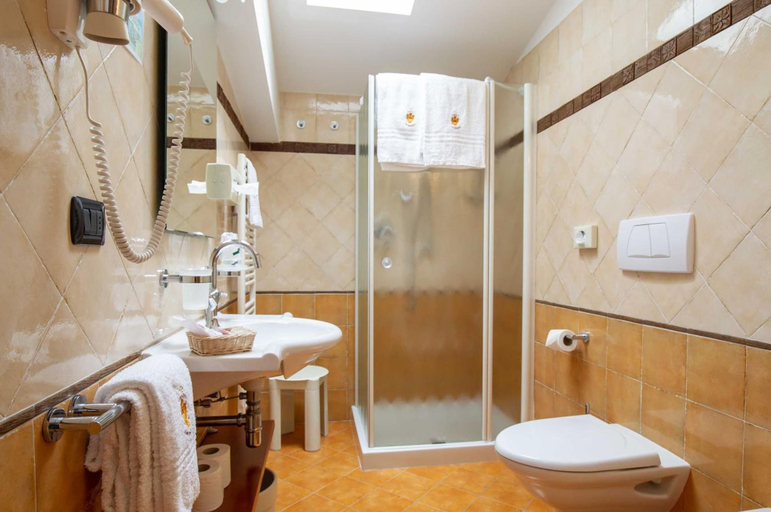 Bathroom 5, Hotel Astoria, Trento