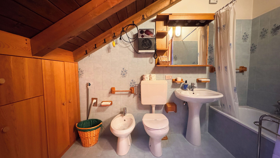 Bathroom 3, Chalet Stravedo by Ca-sa Check, Belluno