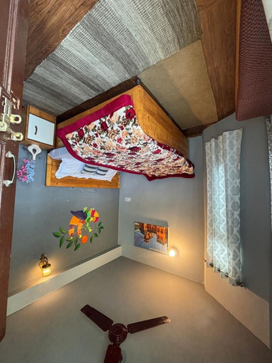 Interior, The Locals Bir, Mandi