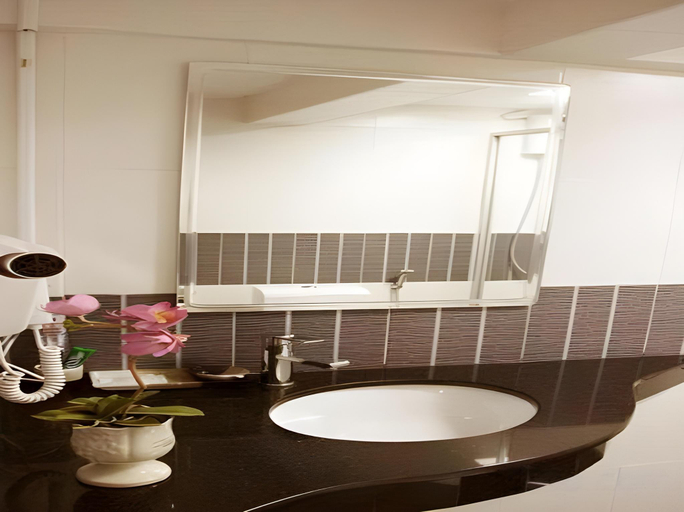 Bathroom 4, Visiting Card Hotel & Resort, Ratchathewi