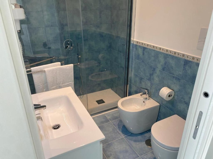 Bathroom 4, Casa Emy, Napoli