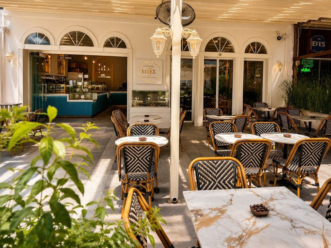 Outdoor dining 3, Mielflats