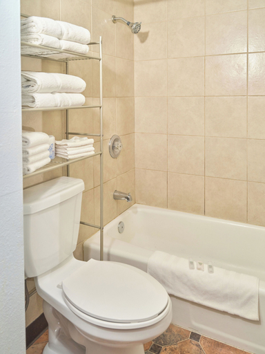 Bathroom 2, The Oakwood Inn, Logan