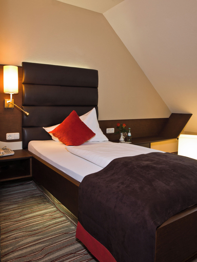 Bedroom 2, Hotel Koenig, Passau