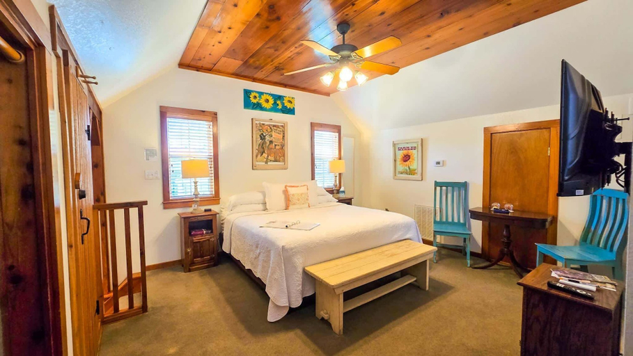 Primary image, Sunflower Guestroom With Pool, Comal