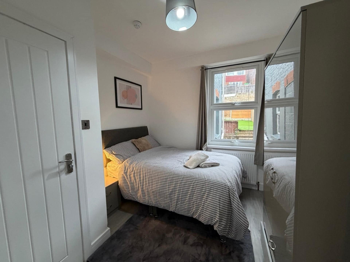 Room 3, Spacious 5-bedroom Home in Chatham With Private Garden Sleeps 7, Medway