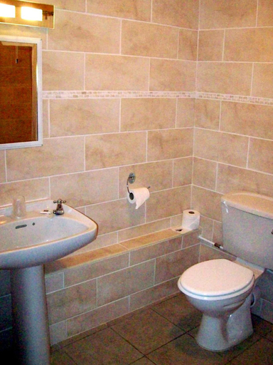 Bathroom 3, The Fountain Inn, Gloucestershire
