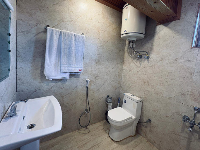 Bathroom 3, Hotel Pine Palace Resort, Baramulla