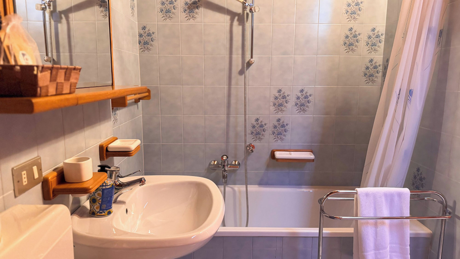 Bathroom 3, Chalet Stravedo by Ca-sa Check, Belluno