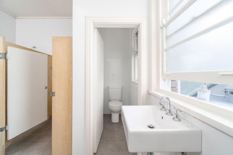 Bathroom 3, Sydney Junction Hotel, Newcastle - Throsby