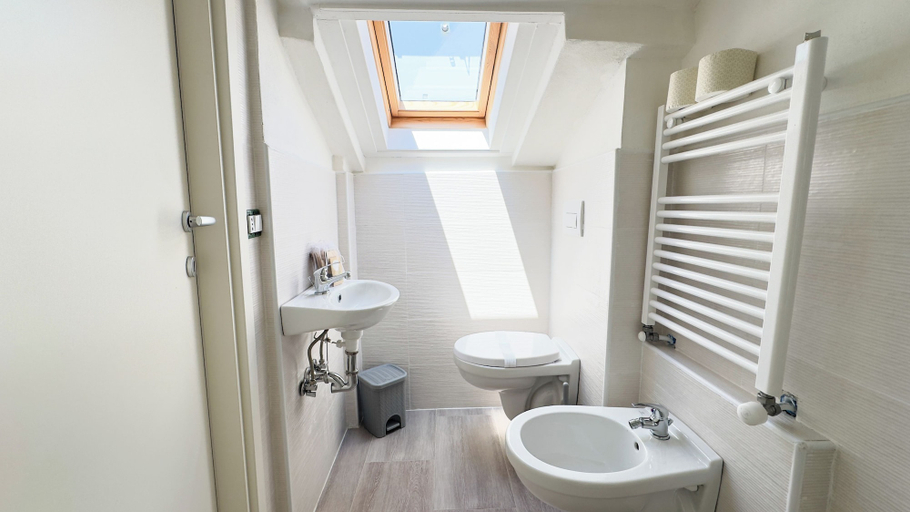 Bathroom 3, Rooftop Blu Infinito by Ca-sa Check, Venezia