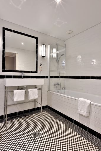 Bathroom 3, Londres & New York, Paris