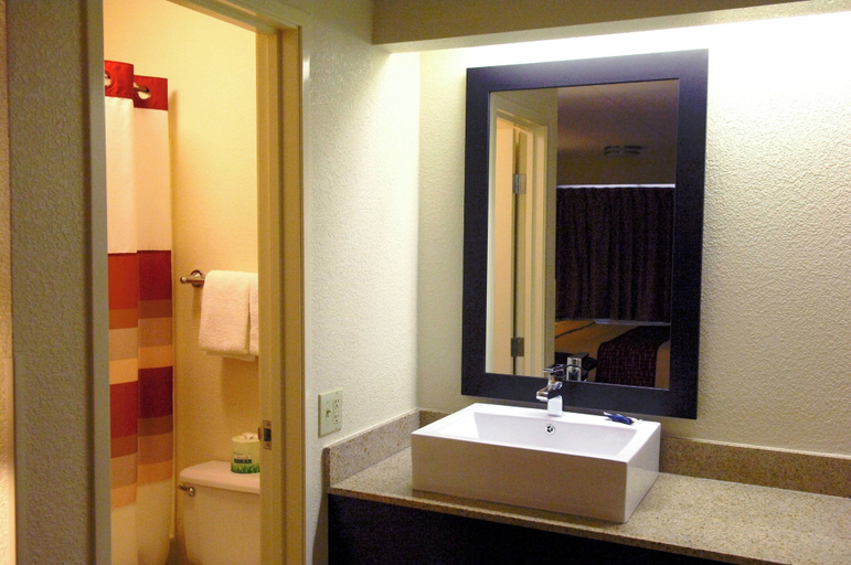 Bathroom 4, Red Roof Inn PLUS+ Baltimore-Washington DC/ BWI South, Anne Arundel
