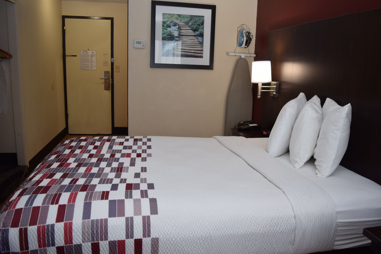 Bedroom 3, Red Roof Inn Batavia, Genesee