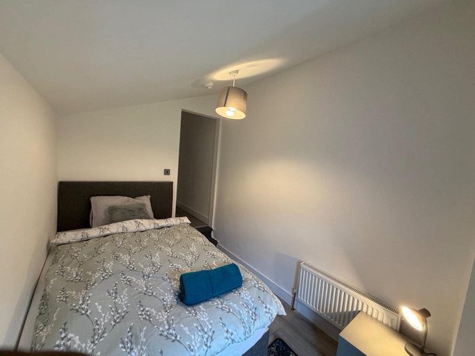 Room 5, Spacious 5-bedroom Home in Chatham With Private Garden Sleeps 7, Medway