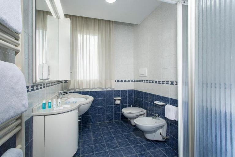 Bathroom 4, Hotel Aqua, Padua