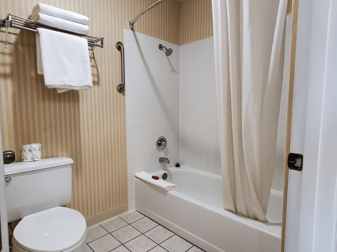 Bathroom 5, Red Lion Hotel Rogue Regency Medford Airport, Jackson