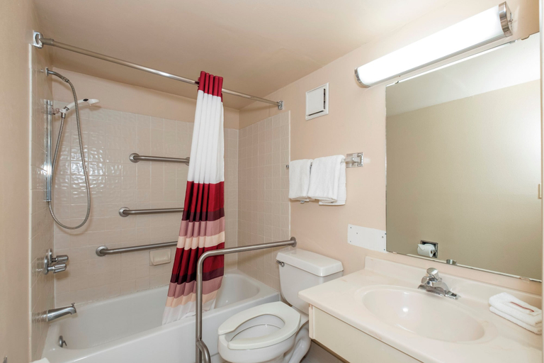 Bathroom 4, Red Roof Inn MacClenny, Baker