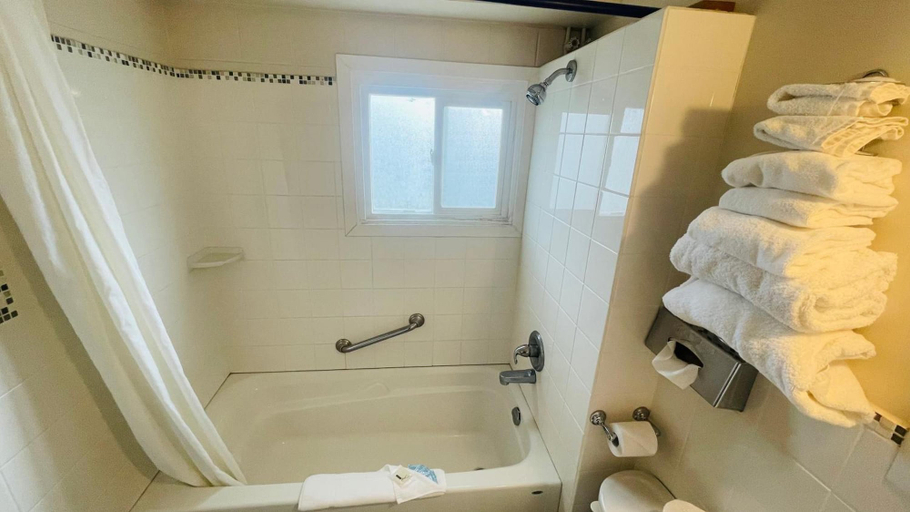 Bathroom 4, Travellers Motel, East Kootenay
