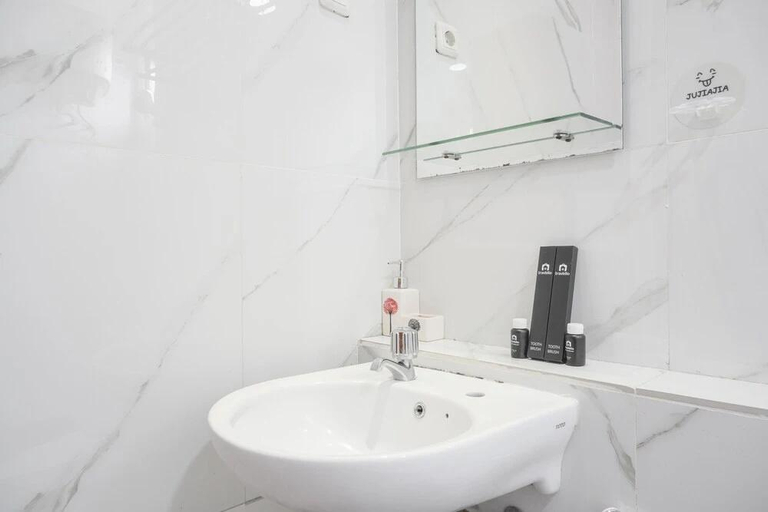 Bathroom 3, Cozy 3BR at Grand Palace Kemayoran Apartment, Central Jakarta