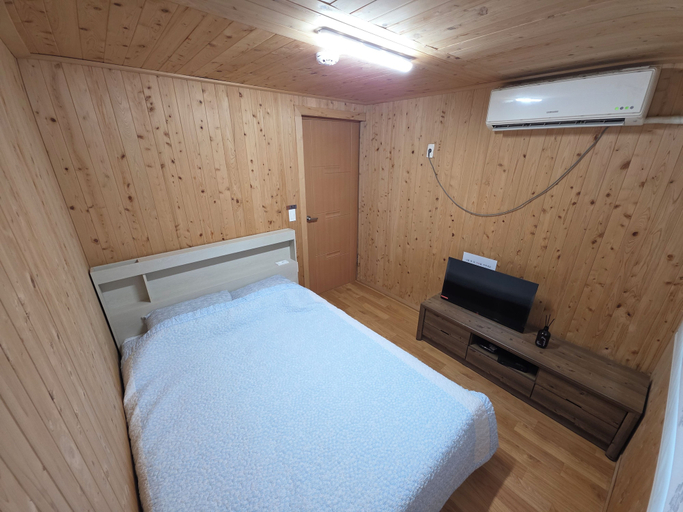 Bedroom 2, Sea and Sunset Pension, Namhae