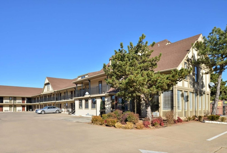 Exterior & Views 2, Executive Inn, Oklahoma