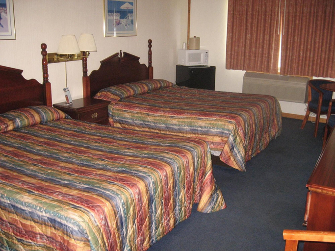 Bedroom 2, Mackinaw Budget Inn, Cheboygan