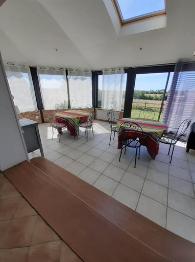 Dining 5, Normandy Gite With Bay Views, Manche