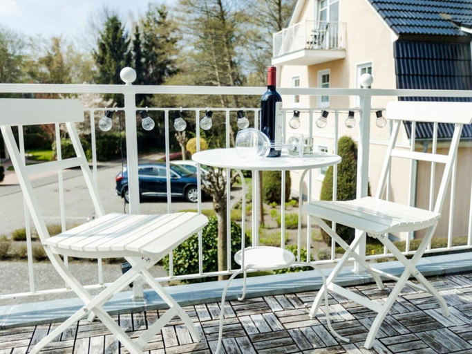 Outdoor dining, Holiday Apartment F5, Rostock