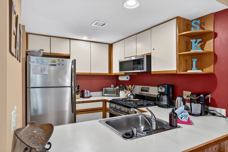 Private kitchen 3, White Loop Condo 2 Bedroom Condo, Windsor