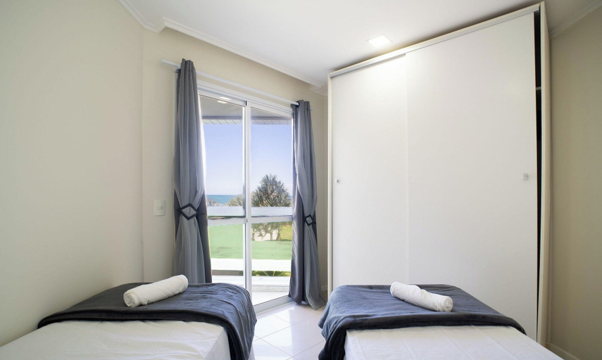 Room 2, Apt. in Beachfront Condo w/ Pool Pom0111, Florianopolis