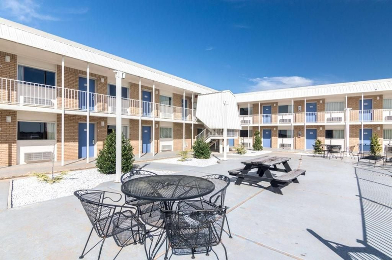 Exterior & Views 2, Whitten Inn, Custer
