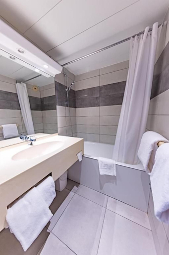 Bathroom 5, Hôtel Princes de Catalogne, Pyrénées-Orientales