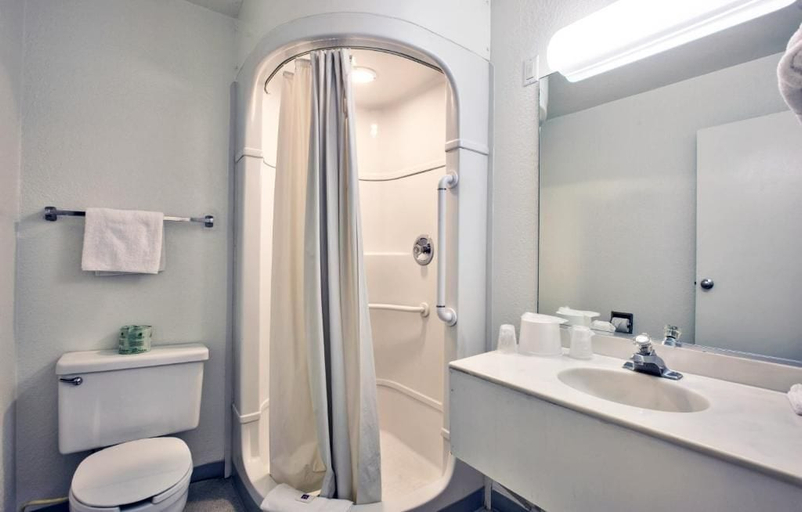 Bathroom 4, Motel 6 Valdosta, GA - University, Lowndes