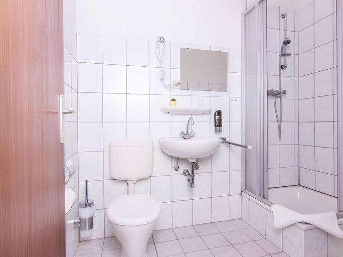 Bathroom 5, Hotel Pension Odin, Berlin