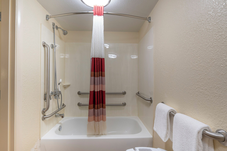 Bathroom 4, Red Roof Inn PLUS+ Houston - Energy Corridor, Houston