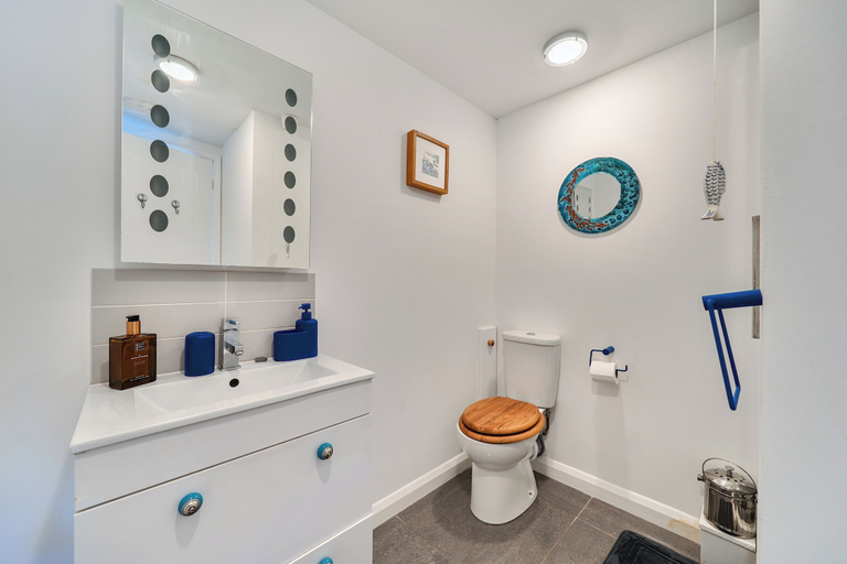 Bathroom 3, 1 Bed Cottage - Sleeps 2 - Wifi, Cornwall