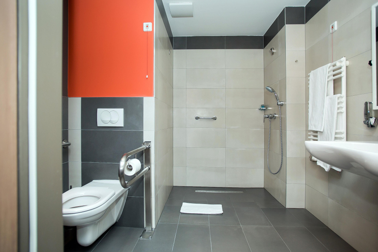 Bathroom 5, Best Western Plus Lakeside Hotel, Székesfehérvár