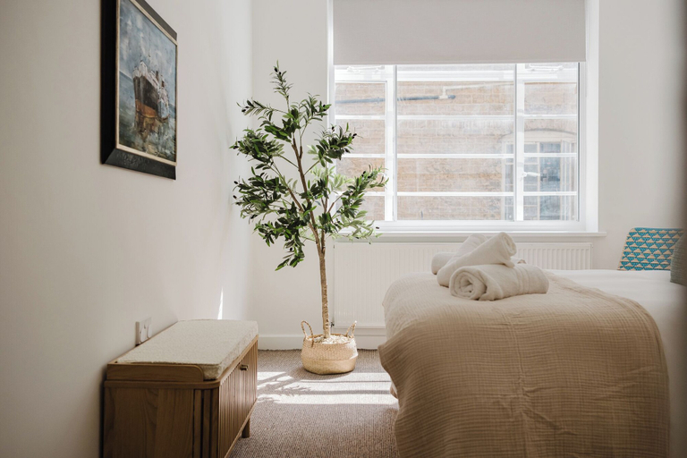 Room 3, Stunning Loft Apartment With Parking, Oxfordshire