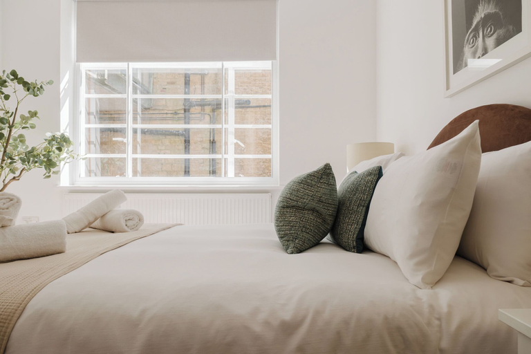Room 5, Stunning Loft Apartment With Parking, Oxfordshire