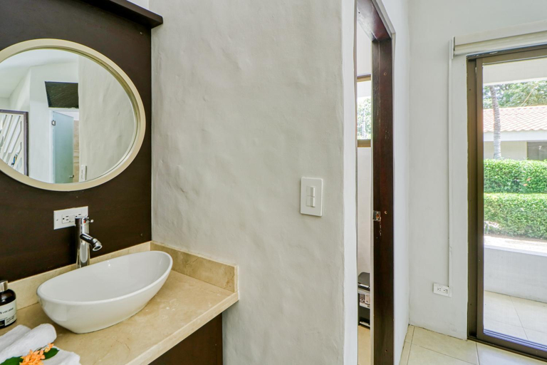 Bathroom 3, Club Voca #6, Carrillo