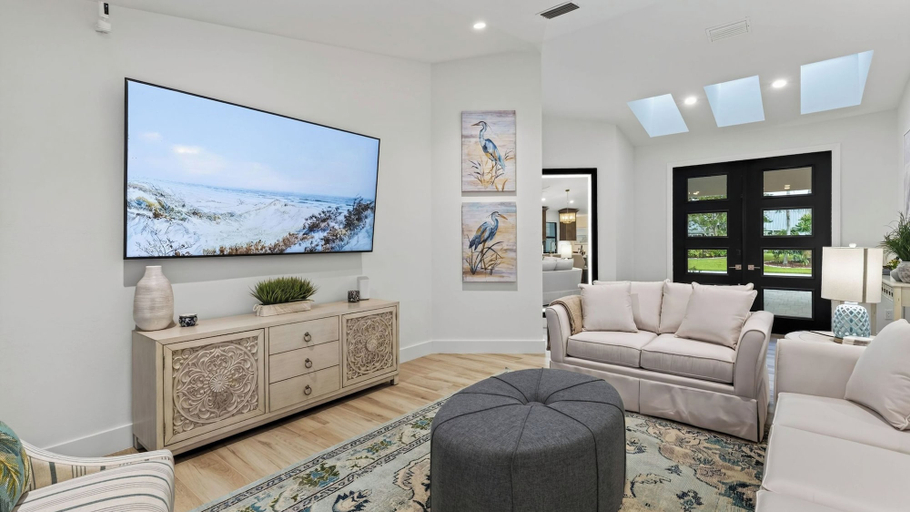 Interior 2, Latitude 26° Luxury Retreat by Avantstay Waterfall Pool + Private Dock, Lee
